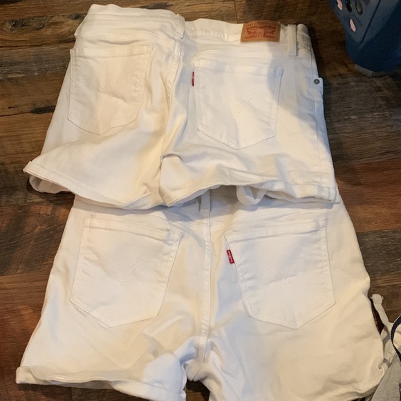 White ripped short shorts women 31 Levi’s hardly worn - Picture 2 of 2